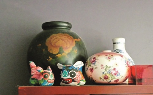 自10年前踏入陳列設計的領域，歷經百貨櫥窗設置、服裝