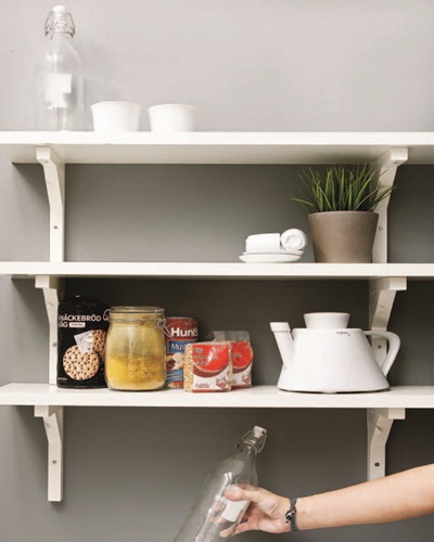 自10年前踏入陳列設計的領域，歷經百貨櫥窗設置、服裝