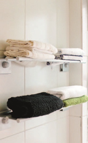 自10年前踏入陳列設計的領域，歷經百貨櫥窗設置、服裝