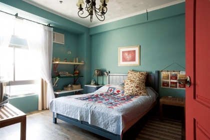 在不方正的臥房空間中，常會出現帶有沖煞稜角，正對床