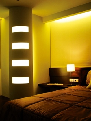 在不方正的臥房空間中，常會出現帶有沖煞稜角，正對床