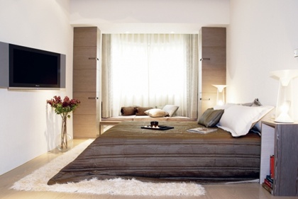 在不方正的臥房空間中，常會出現帶有沖煞稜角，正對床