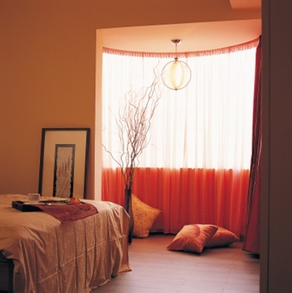 在不方正的臥房空間中，常會出現帶有沖煞稜角，正對床