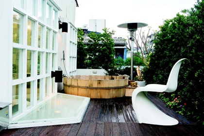 曾先生是找工頭統包，在一開始統包工頭有提供一張估價