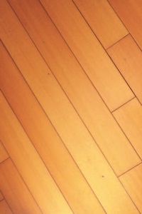 在進行室內地板的處理時,一定要落實先乾掃後濕拖的基