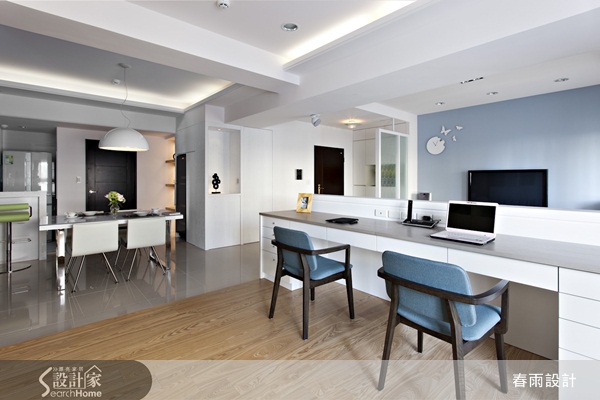 以大面積的白色天花板與白色壁面，搭配客廳藍色電視主
