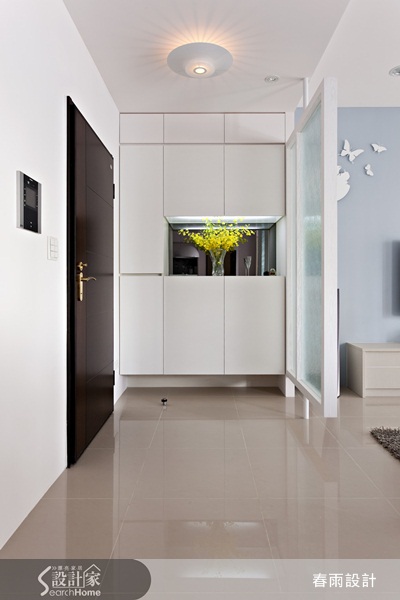 以大面積的白色天花板與白色壁面，搭配客廳藍色電視主