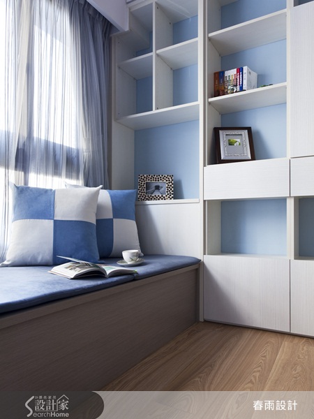 以大面積的白色天花板與白色壁面，搭配客廳藍色電視主