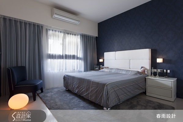 以大面積的白色天花板與白色壁面，搭配客廳藍色電視主