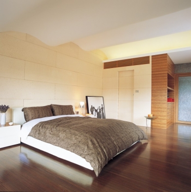 廁所和廚房是穢氣與油煙聚集的地方，因此床頭後方最好