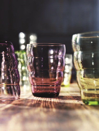 想要讓暖色系的紅橙黃三色出現在夏季，其實只要注意調