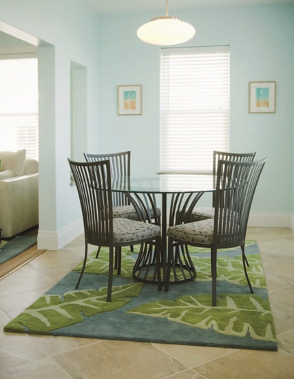 想要讓暖色系的紅橙黃三色出現在夏季，其實只要注意調