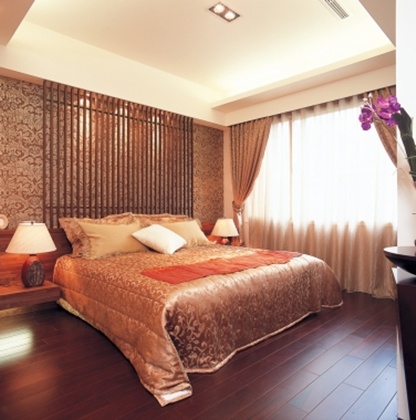 床舖若在橫樑位置下方，這種擺設是大凶的格局規劃。以