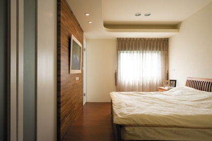 床舖若在橫樑位置下方，這種擺設是大凶的格局規劃。以