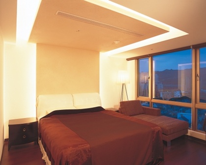 床舖若在橫樑位置下方，這種擺設是大凶的格局規劃。以