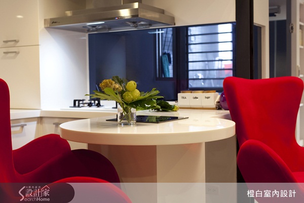 以充滿年輕活力的Loft概念為空間定調,開展居家空間的