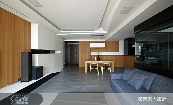 白色天地壁、黑色鐵件、灰色家具軟件與木材質的牆面裝