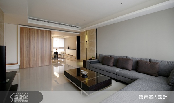 白色天地壁、黑色鐵件、灰色家具軟件與木材質的牆面裝