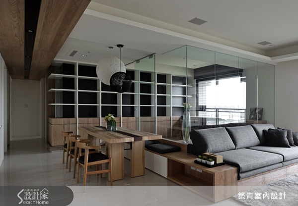 白色天地壁、黑色鐵件、灰色家具軟件與木材質的牆面裝