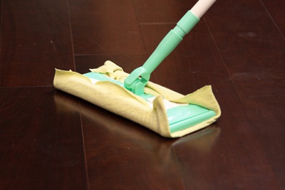 在一個空間或房間掃地時,要先從距離門口較遠的地方開