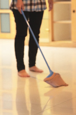 在一個空間或房間掃地時,要先從距離門口較遠的地方開