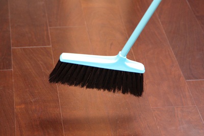 在一個空間或房間掃地時,要先從距離門口較遠的地方開