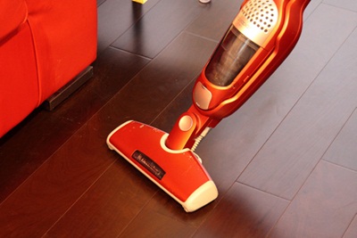 在一個空間或房間掃地時,要先從距離門口較遠的地方開