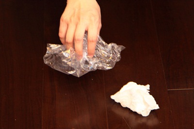 在一個空間或房間掃地時,要先從距離門口較遠的地方開