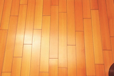 在一個空間或房間掃地時,要先從距離門口較遠的地方開