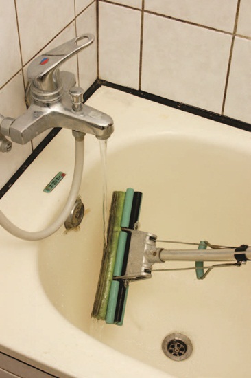 擦拭過的拖把一定要以流動的水來沖洗，有了水流的力量