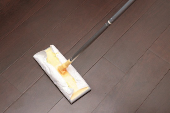 擦拭過的拖把一定要以流動的水來沖洗,有了水流的力量