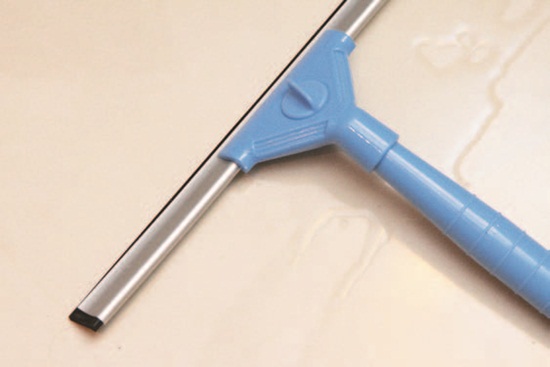 擦拭過的拖把一定要以流動的水來沖洗,有了水流的力量