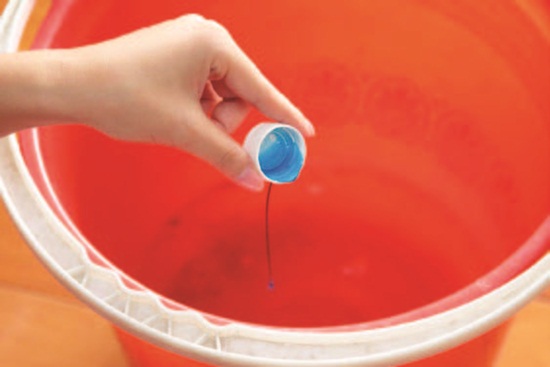 擦拭過的拖把一定要以流動的水來沖洗,有了水流的力量