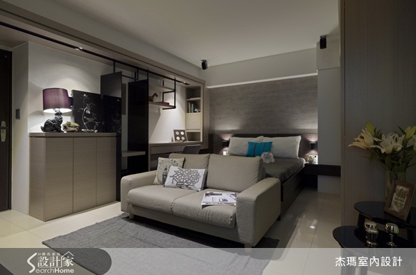 年輕的屋主為偏好簡潔俐落的線條及灰黑中性色調，在這