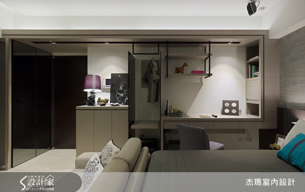 年輕的屋主為偏好簡潔俐落的線條及灰黑中性色調，在這