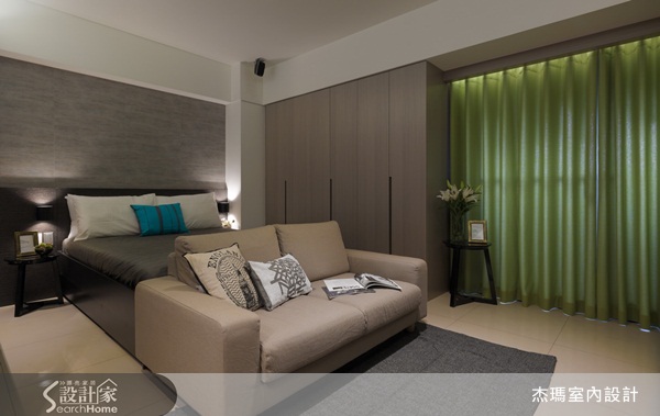 年輕的屋主為偏好簡潔俐落的線條及灰黑中性色調，在這