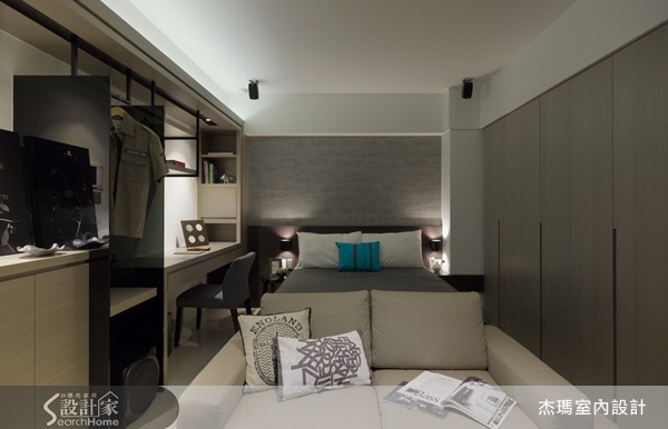 年輕的屋主為偏好簡潔俐落的線條及灰黑中性色調，在這
