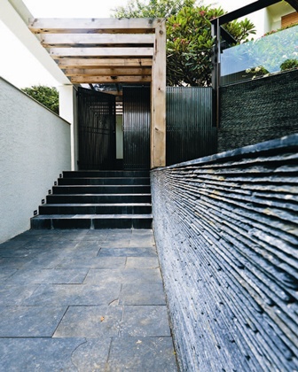 愛樹也愛木的屋主，對於植栽和木料的知識豐富，品味獨