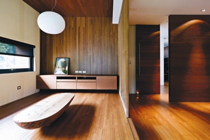 愛樹也愛木的屋主，對於植栽和木料的知識豐富，品味獨