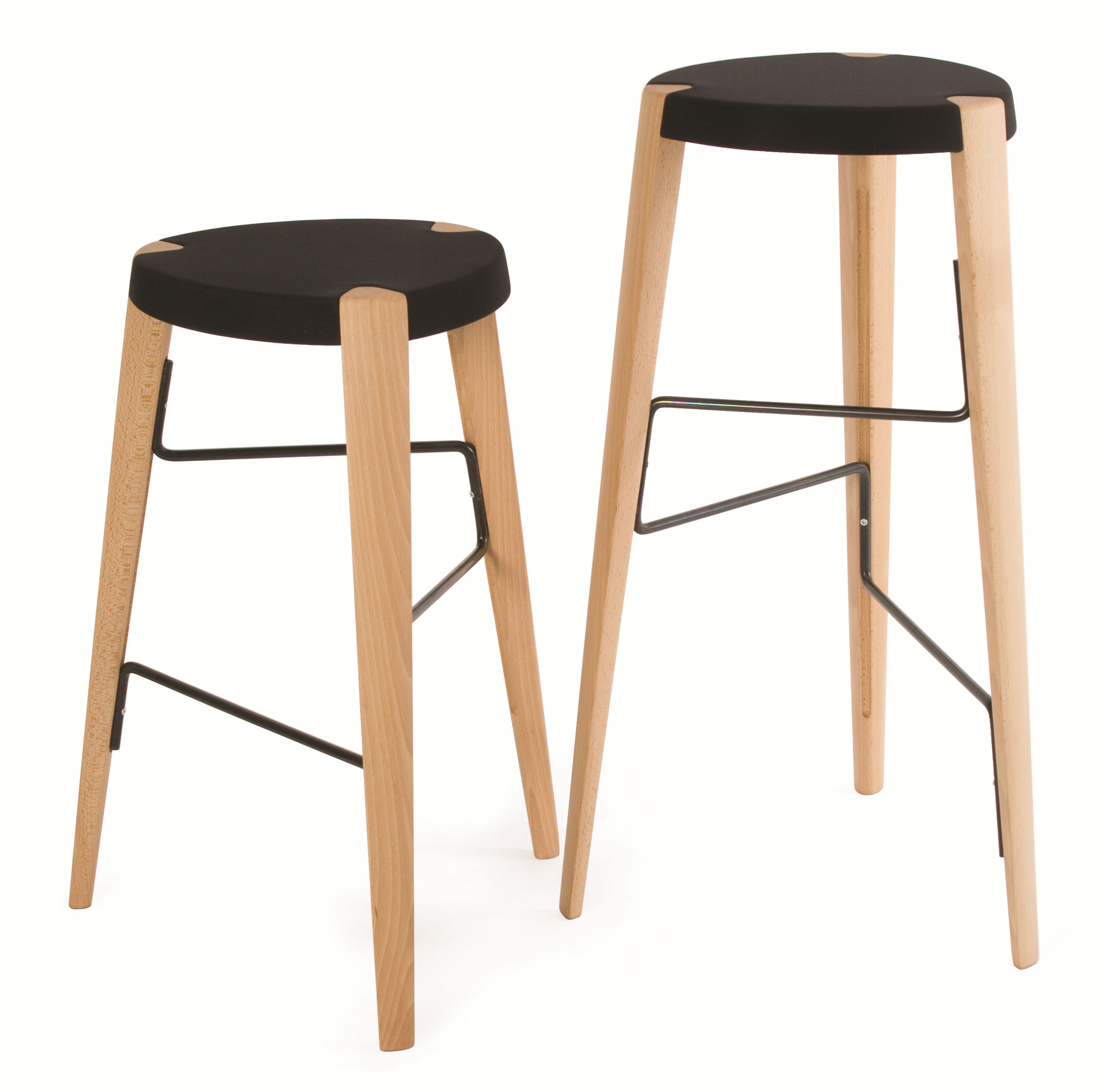 馥閣傢俬座落於建國南路小巷弄裡，店內以原木系家具為