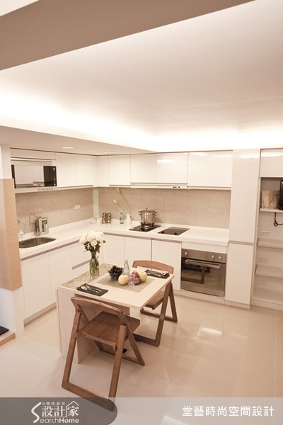 廚房空間在家庭空間裡屬於機能性較強的區域，因此在設