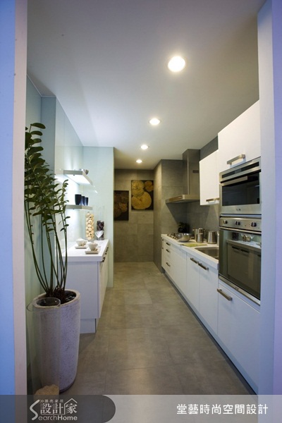廚房空間在家庭空間裡屬於機能性較強的區域，因此在設