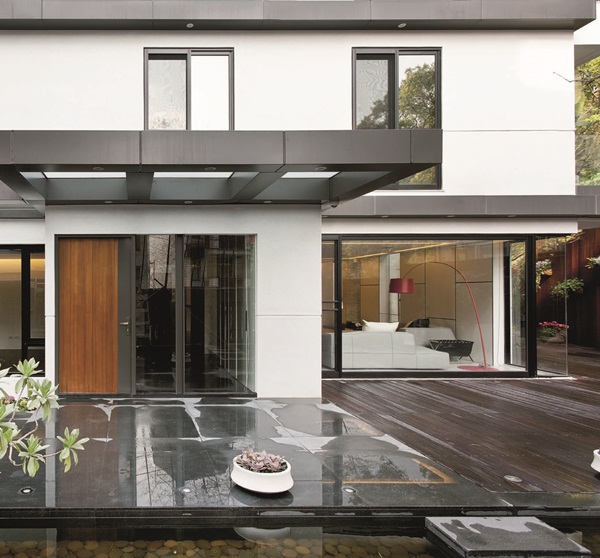 這是間40年的老屋，面對裝修，設計師並不著墨於室內空