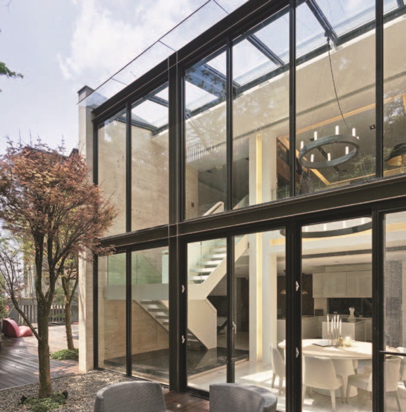 這是間40年的老屋，面對裝修，設計師並不著墨於室內空