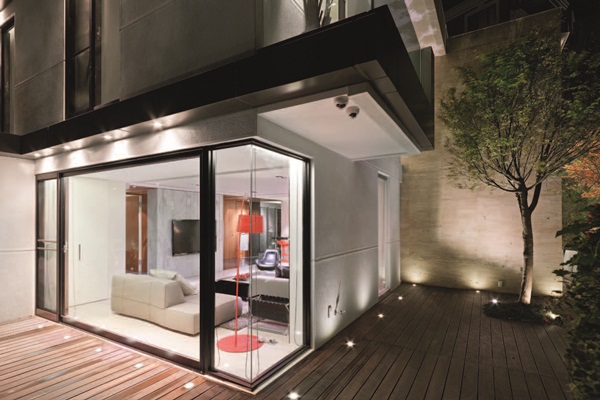 這是間40年的老屋，面對裝修，設計師並不著墨於室內空