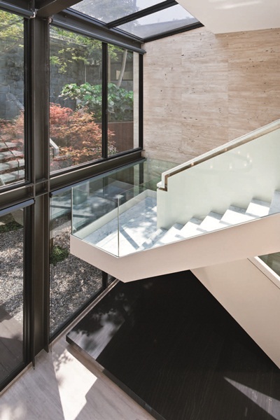 這是間40年的老屋，面對裝修，設計師並不著墨於室內空