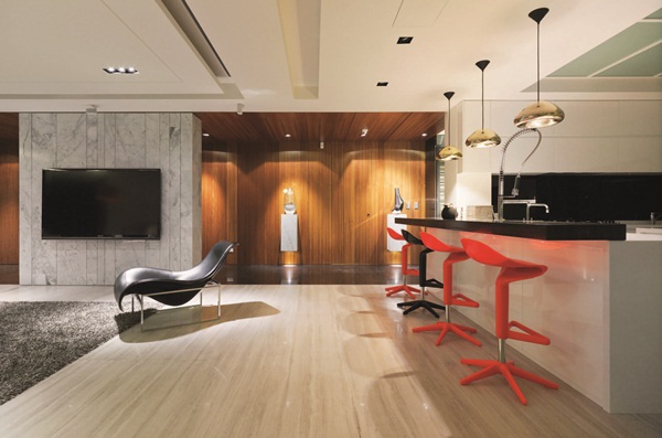 這是間40年的老屋，面對裝修，設計師並不著墨於室內空