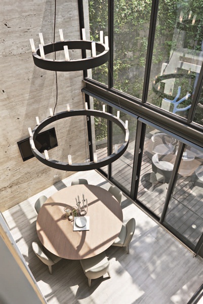 這是間40年的老屋，面對裝修，設計師並不著墨於室內空