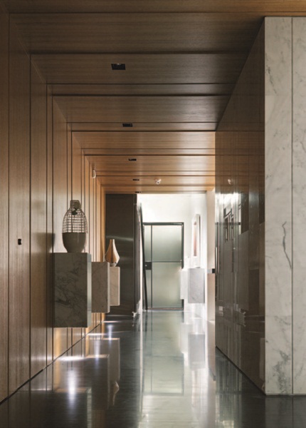 這是間40年的老屋，面對裝修，設計師並不著墨於室內空