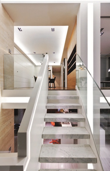 這是間40年的老屋，面對裝修，設計師並不著墨於室內空